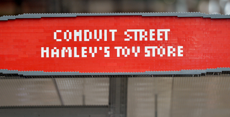 Illustration for article titled Londres tiene una parada de autobús construida solo con Lego